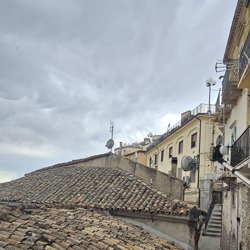 Molto nuvoloso e tuona