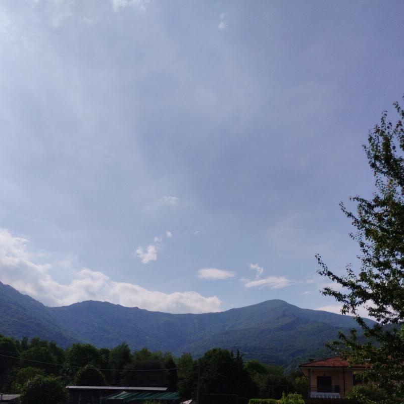 Molto bello con sole e molto caldo e senza pioggia e temporali