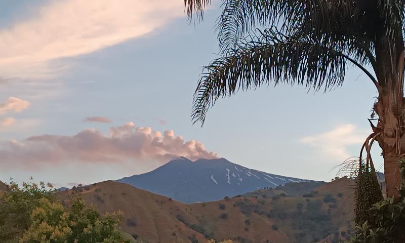 etna al tramonto dopo la pioggia.