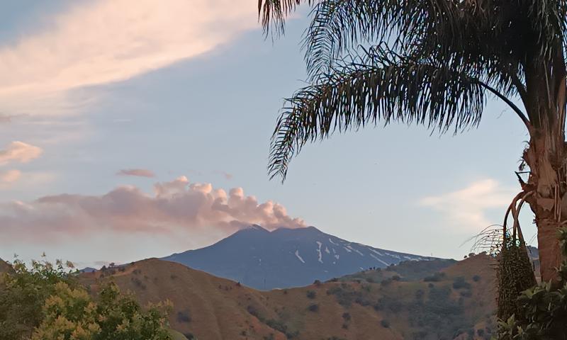 etna fumeggiante