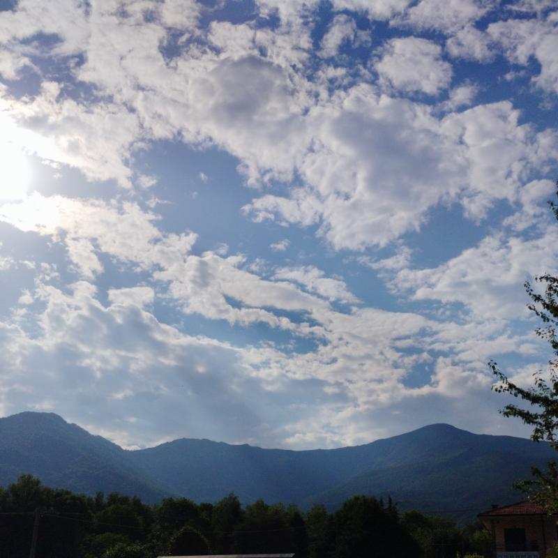 Sole caldo ma alla sera si sta bene fuori con un po d aria fresca