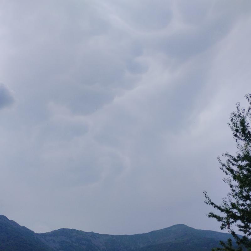 Nuvoloso ma senza pioggia per adesso e senza temporali