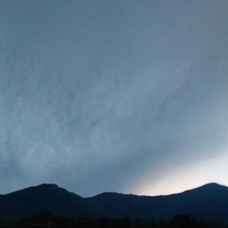 Nuvoloso con l aria fresca alla sera ma senza pioggia e senza temporali per adesso