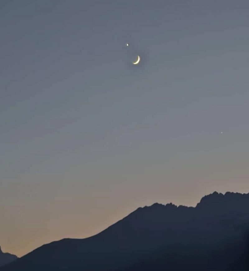 cielo sereno con la luna a spicchio che incontra venere