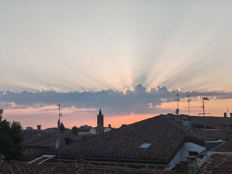 tramonto dietro le nuvole