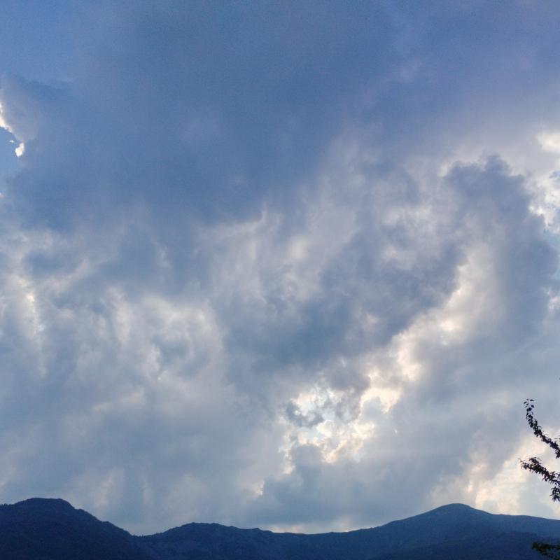 Nuvoloso ma per adesso senza pioggia e senza temporali
