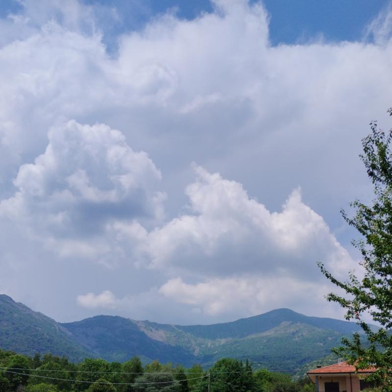 Seremo e bello con sole molto caldo senza pioggia per adesso e senza temporali per adesso