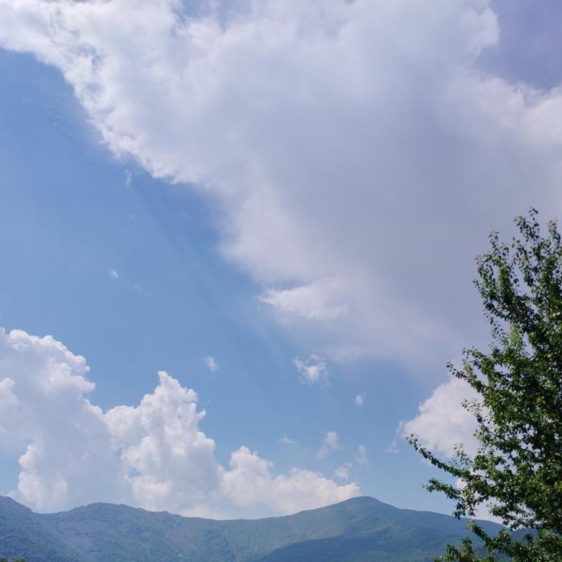 Bello con poche nuvole per adesso non piove e non tuona adesso