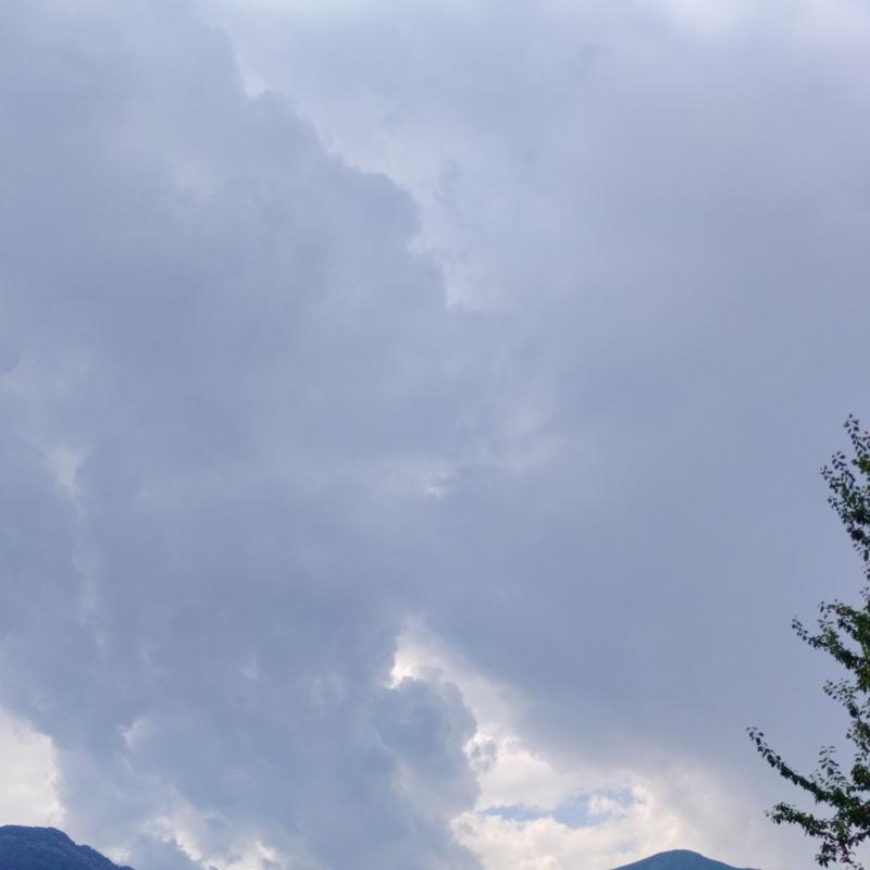 Nuvoloso ma per adesso non piove e non tuona per adesso