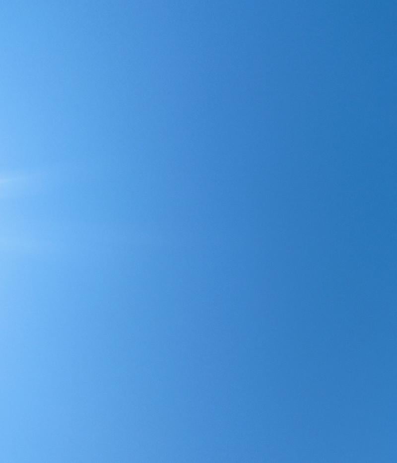 oggi non c'e' una nuvola neppure se la cerchiamo con il binocolo in compenso gia' caldo afoso. i miei attimi speciali adry