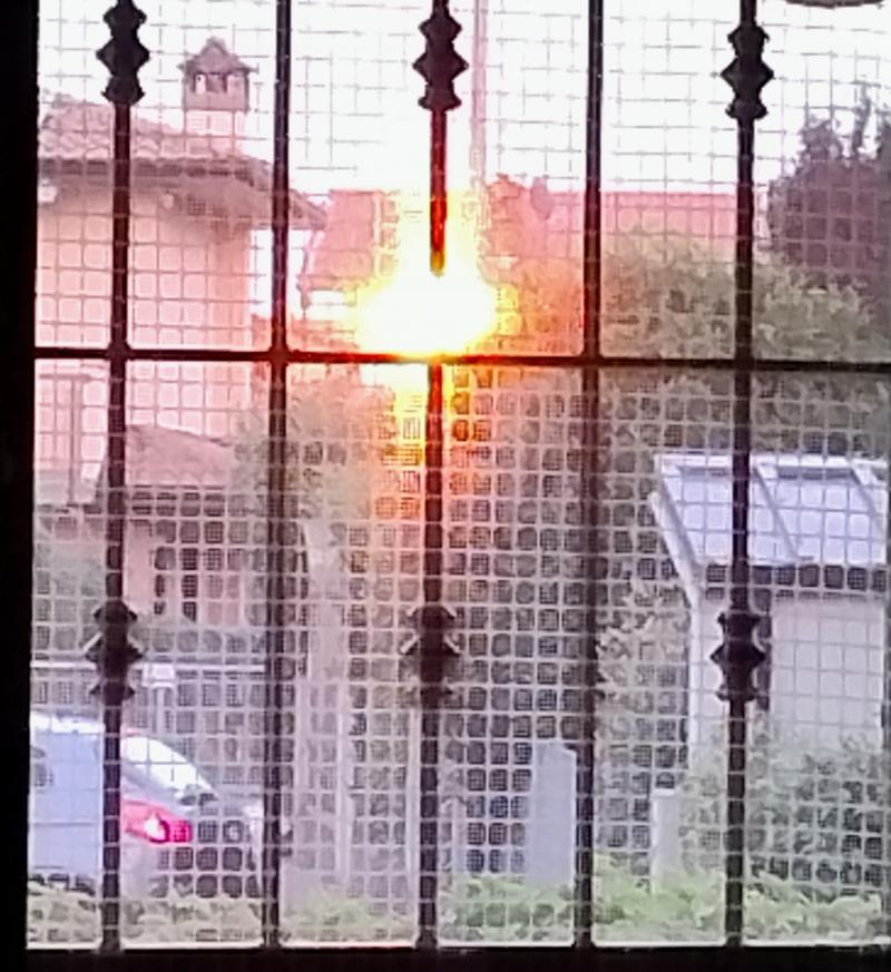 sole di riflesso al tramonto