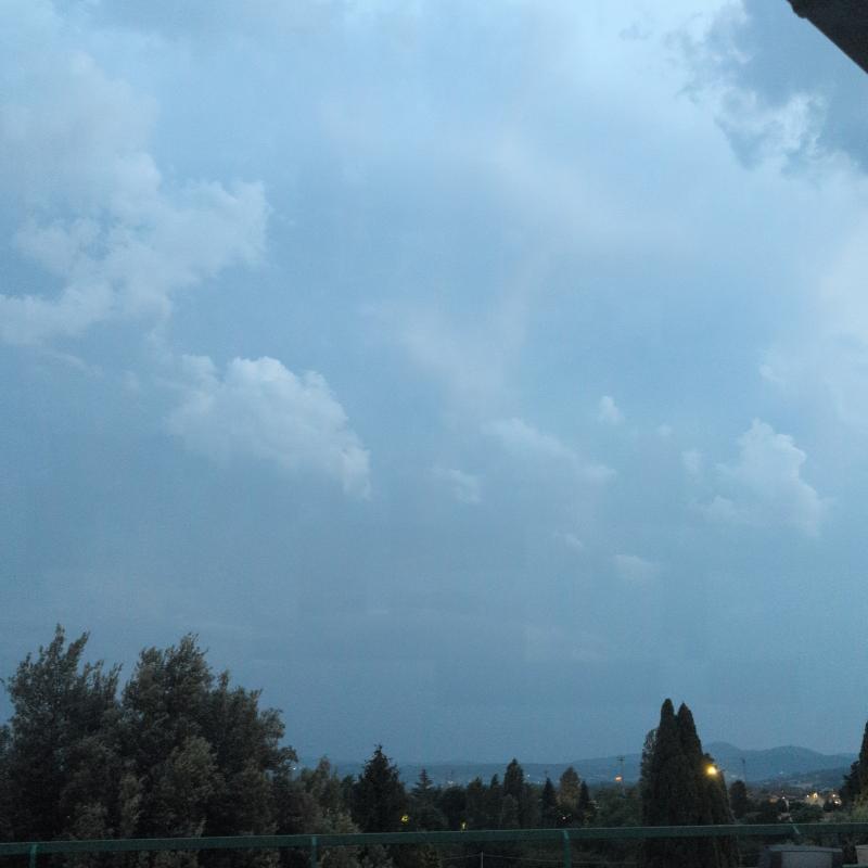 Nuvoloso con temporale nelle vicinanze