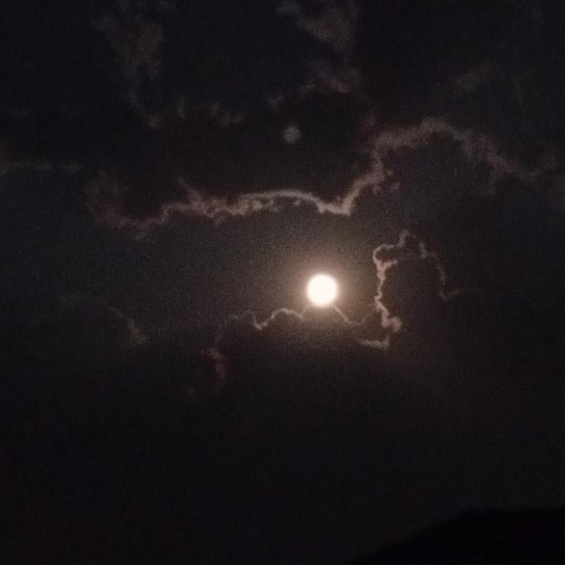 Giochi tra luna e nuvole....