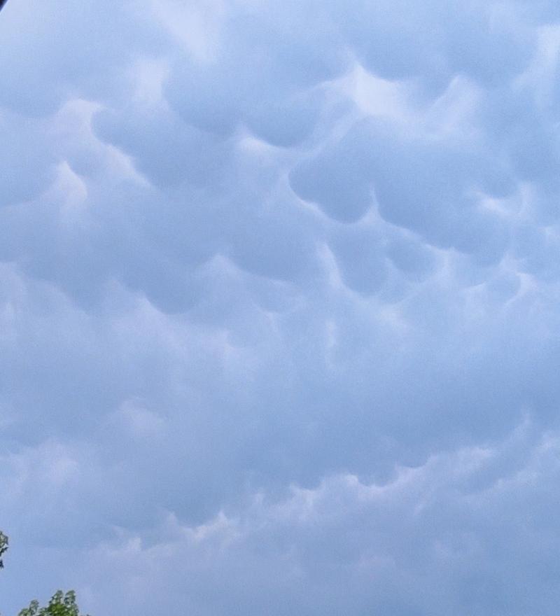 Puntuali come sempre 3BMeteo a Tavagnacco il cielo sta formando disegni cosi' in questo momento. i miei attimi speciali Adry