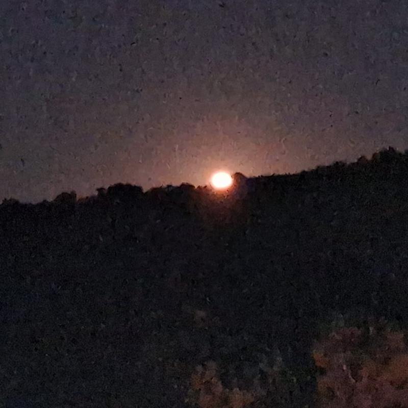 spunta la luna sul monte