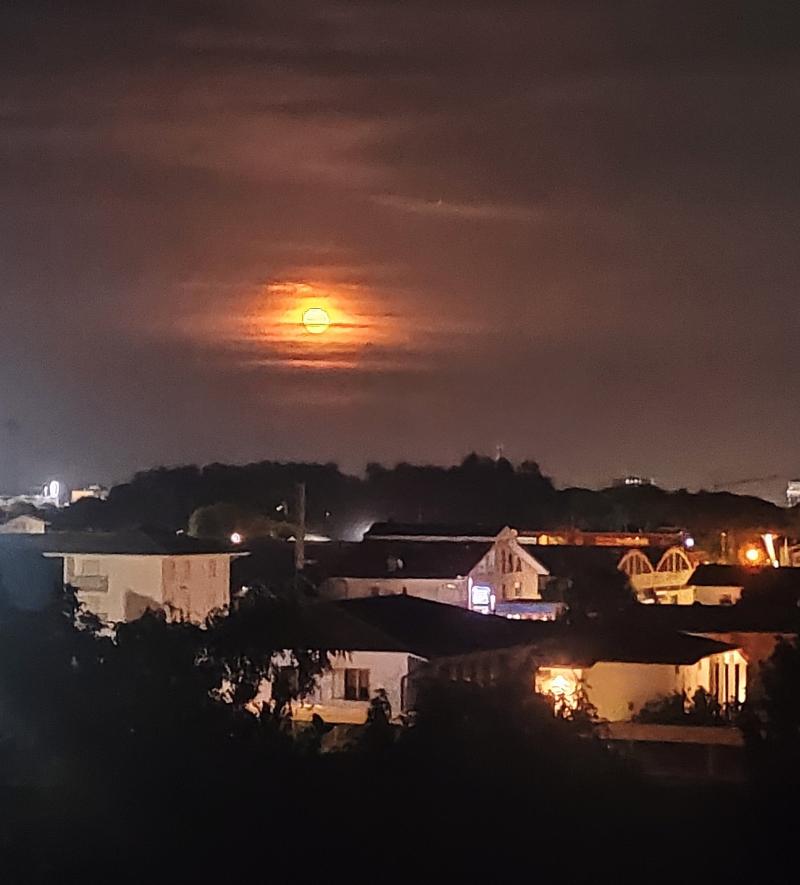 la Luna per l'ultimo giorno di giugno si presentava cosi' ieri sera a Tavagnacco. i miei attimi speciali Adry