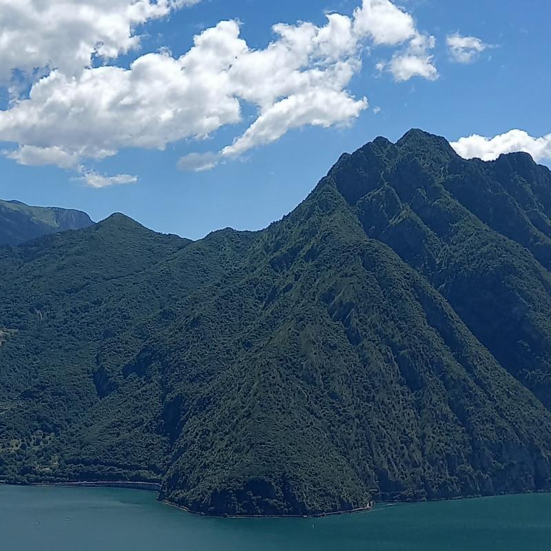 Lago e monti