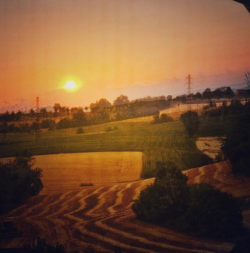 la mietitura di luglio al tramonto