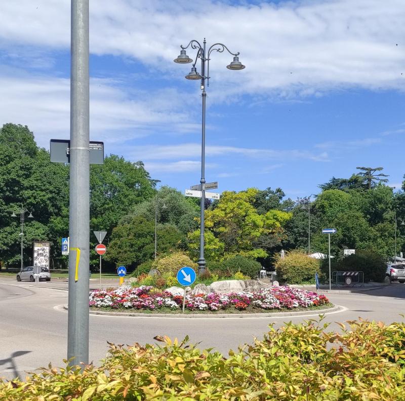 rotonda in fiore con un cielo turchino a feletto umberto. i miei attimi speciali adry