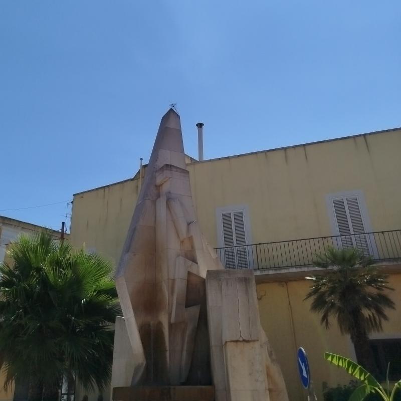 Sannicola fontana futurista