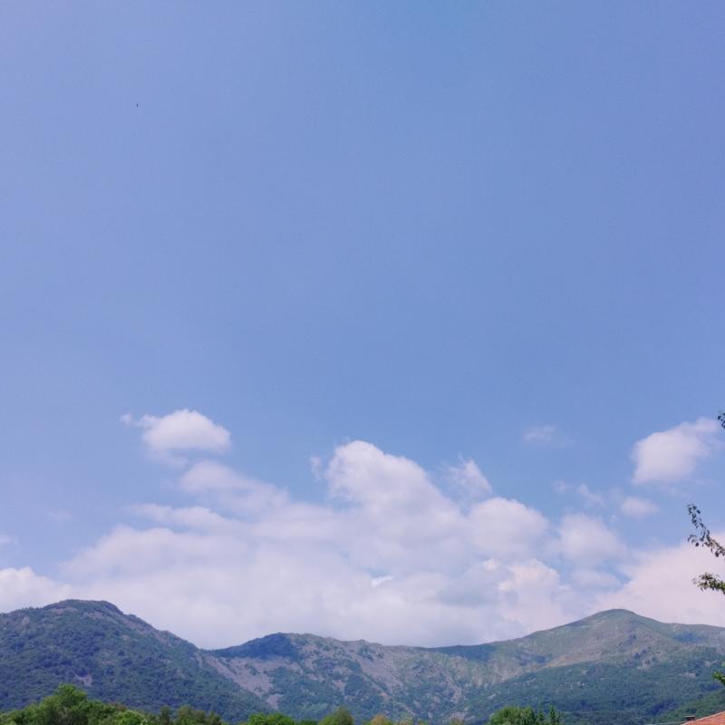 Bello con sole ma fa molto caldo adesso per adesso non piove e non tuona per adesso