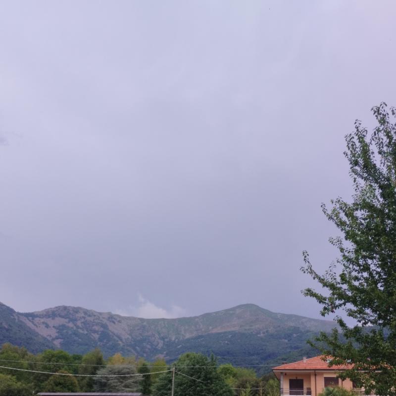 Nuvoloso ma per adesso non piove ma sta tuonare adesso