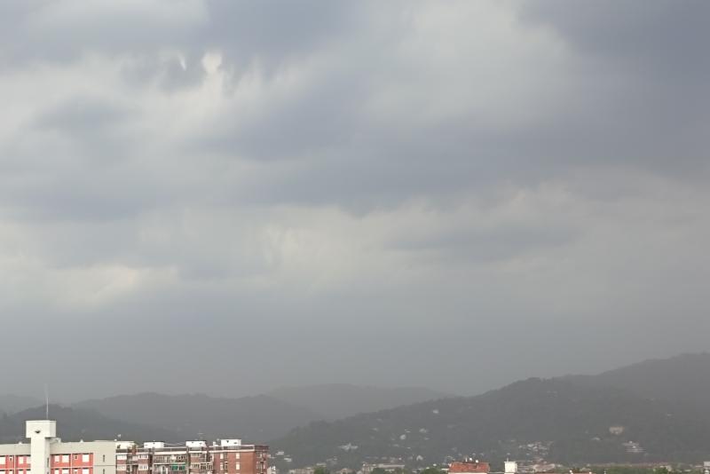 pioggia in arrivo dalla collina