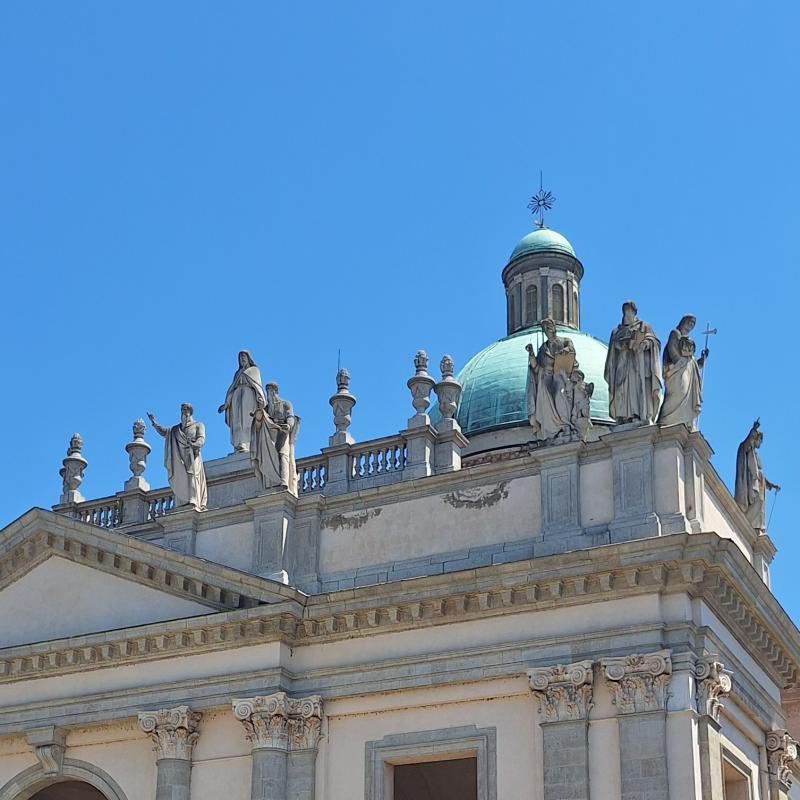 Vercelli il sole splende sopra la cattedrale