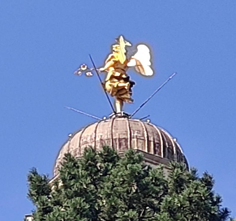 angelo dorato sulla cupola del campanile della chiesa di santa maria di castello a udine. i miei attimi speciali adry