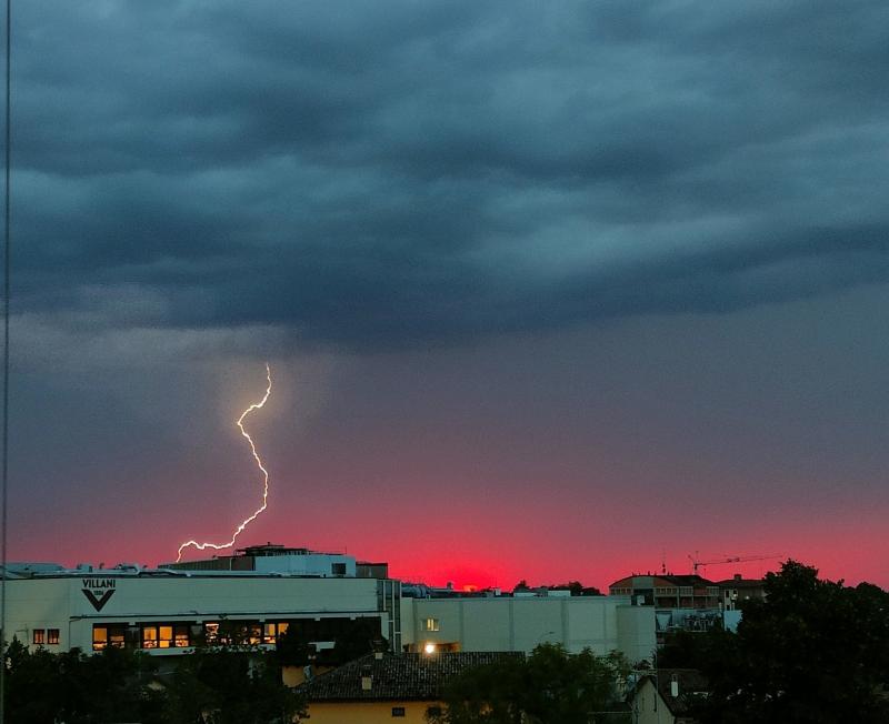 tramonto con fulmine