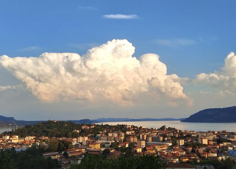 nuvola sul lago