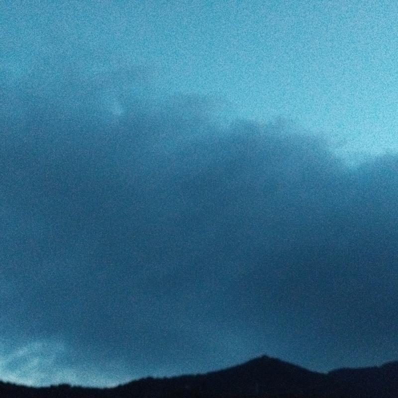 Nuvoloso ma per adesso senza pioggia e senza temporale con l aria fresca di notte