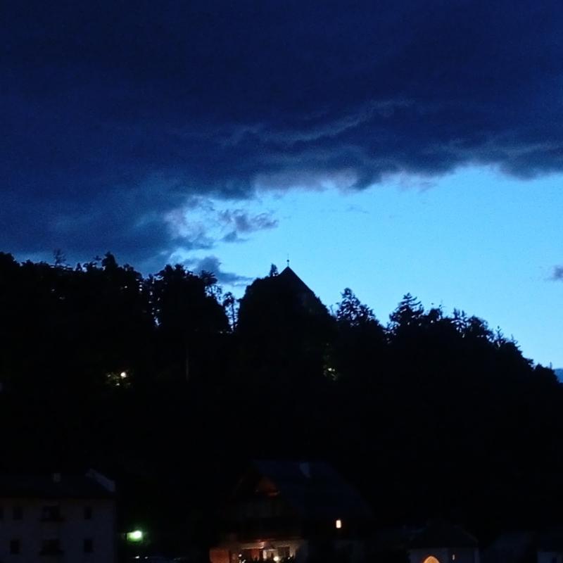Contrasto nel tramonto al colle....
