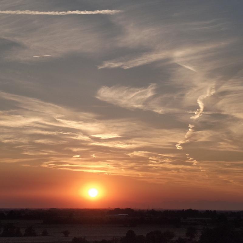 Tramonto in oltrepo prima che si riaccendi il forno. foto di sergio