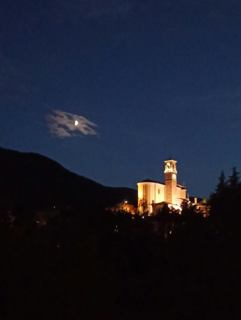 spunta la luna dal monte di Borno