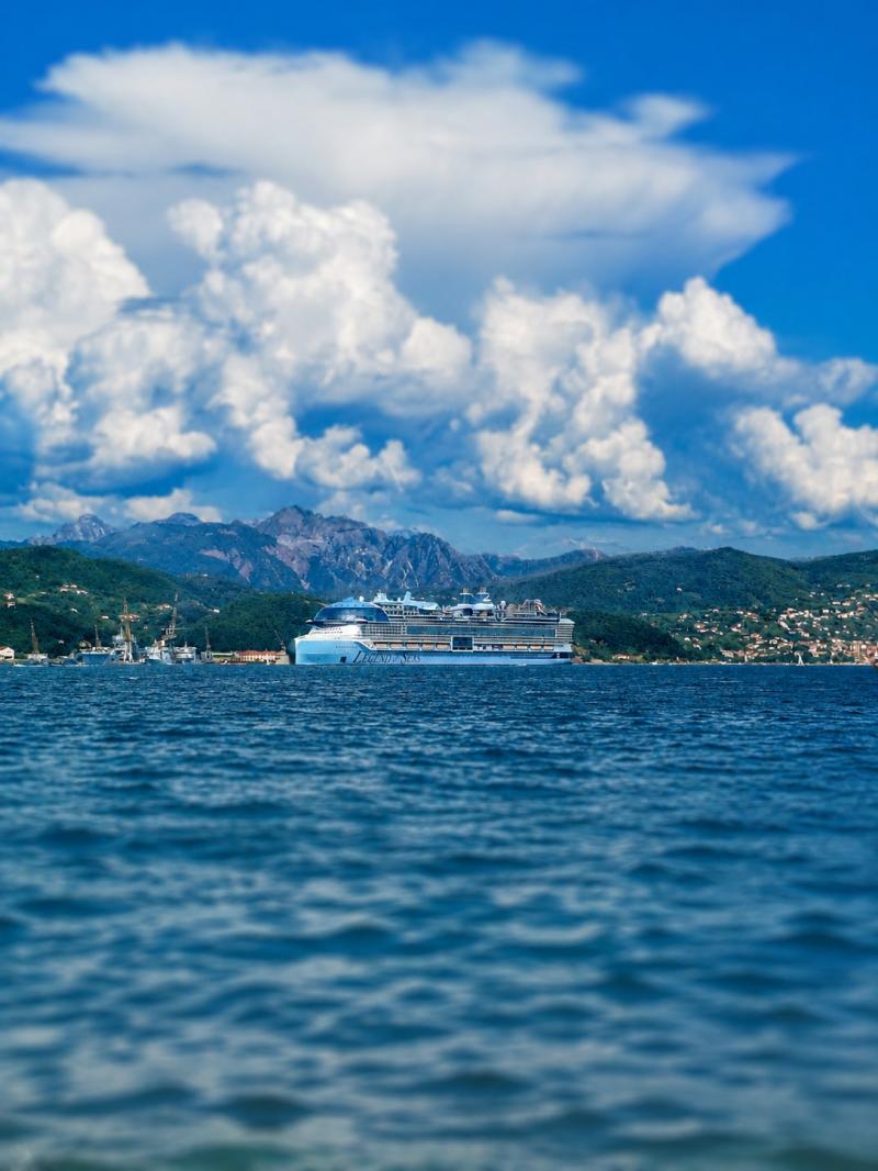 la nave passeggeri piu' grande del mondo nel golfo dei poeti