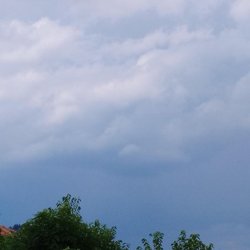 Nuvoloso con temporali in arrivo ma per adesso senza pioggia