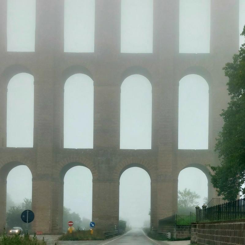 acquedotto carolino con nebbia.