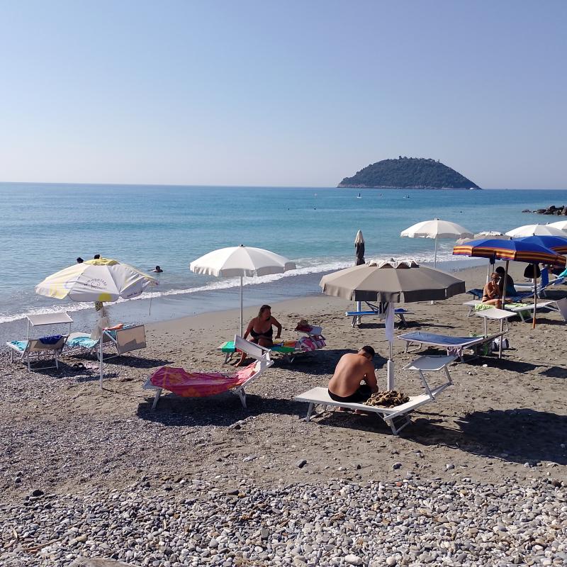 Albenga e isola gallinara vista da lungomare colombo
