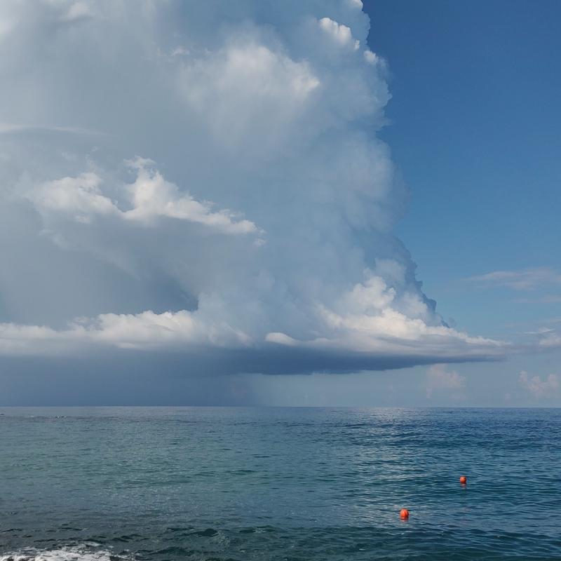 nuvola bassa sul mare