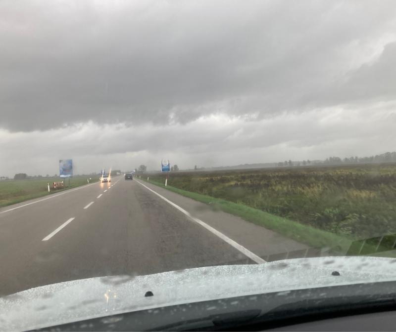 Forte vento e pioggia debole