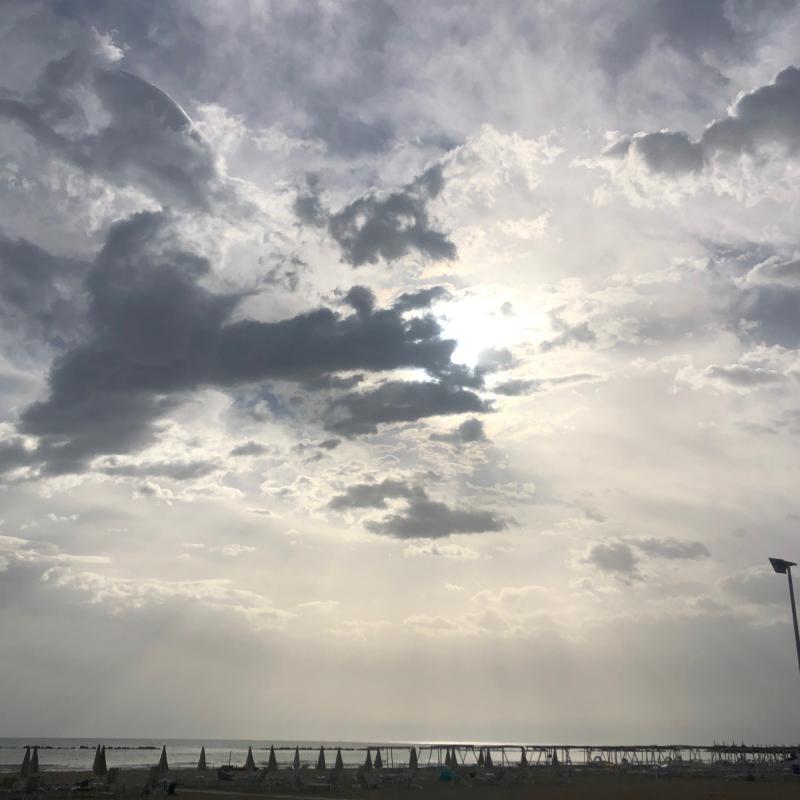 Nuvole sparpagliate sulla spiaggia deserta