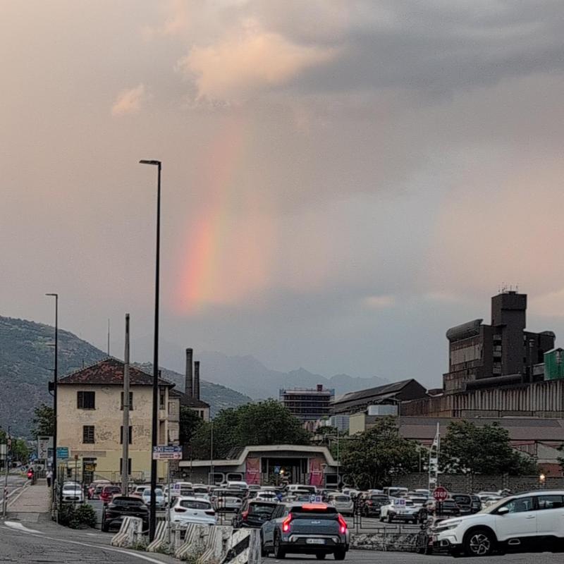 arcobaleno dopo uma troppo lieve pioggia