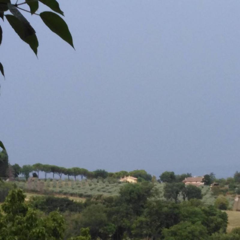 Sullo sfondo Montefalco sparita dalle nubi temporalesche