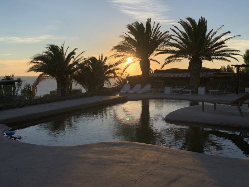 tramonto dalla piscina dei dammusi di gloria