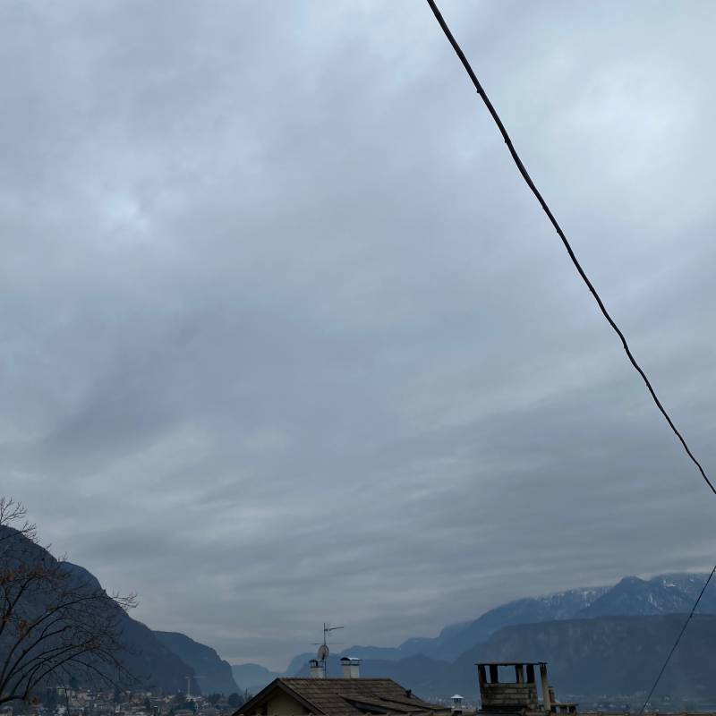 Molto nuvoloso con virghe nevose sui monti