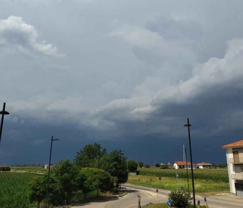 temporale in arrivo....bruttino
