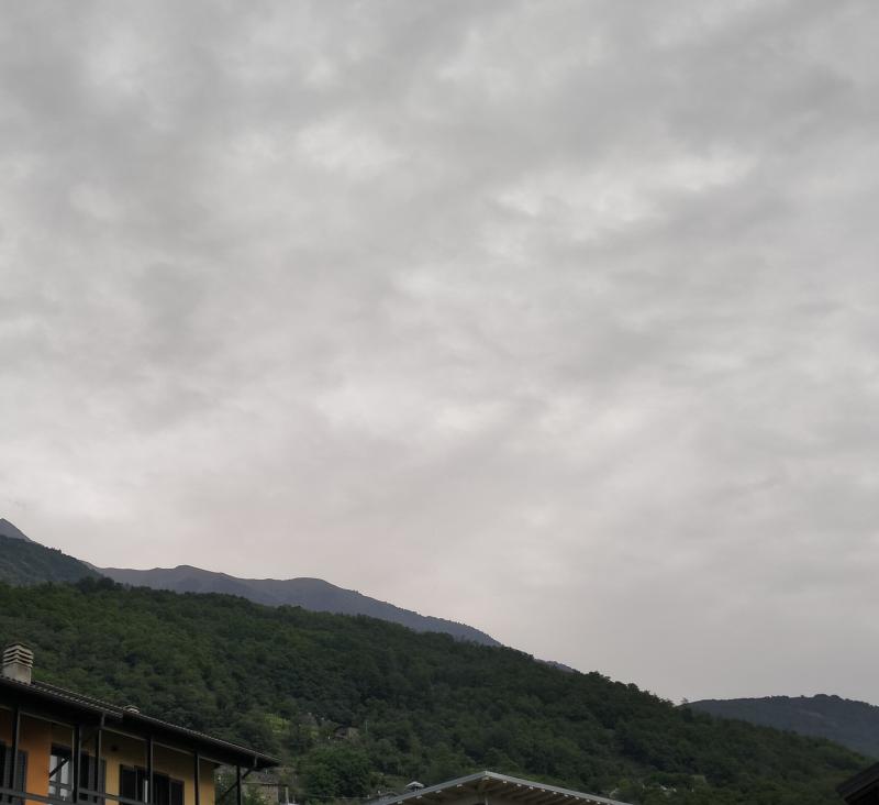 nuvoloso e pioggia leggera a piussogno