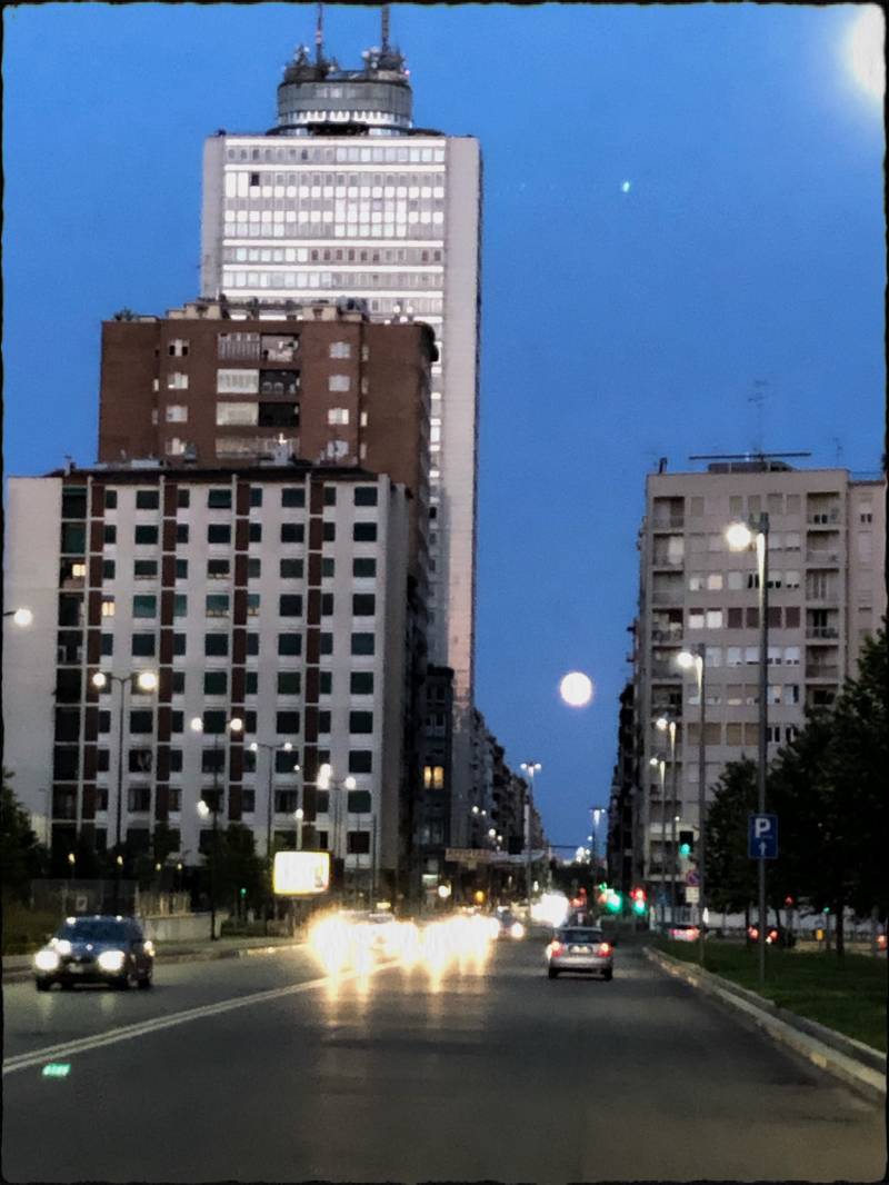 Milano spiata dalla luna