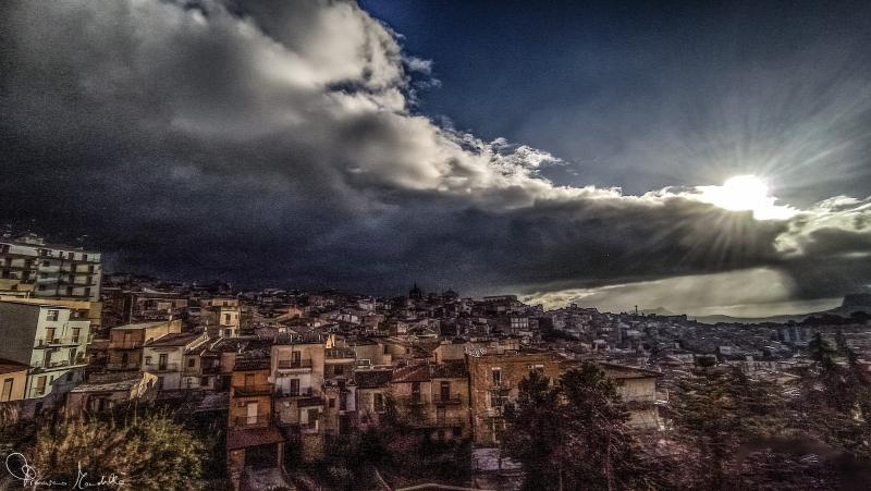 il sole lotta con le nuvole. ph francesco mondello